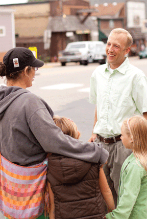 Ben Winchester talking to a young family. Photo courtesy of Univ of Minnesota Extension